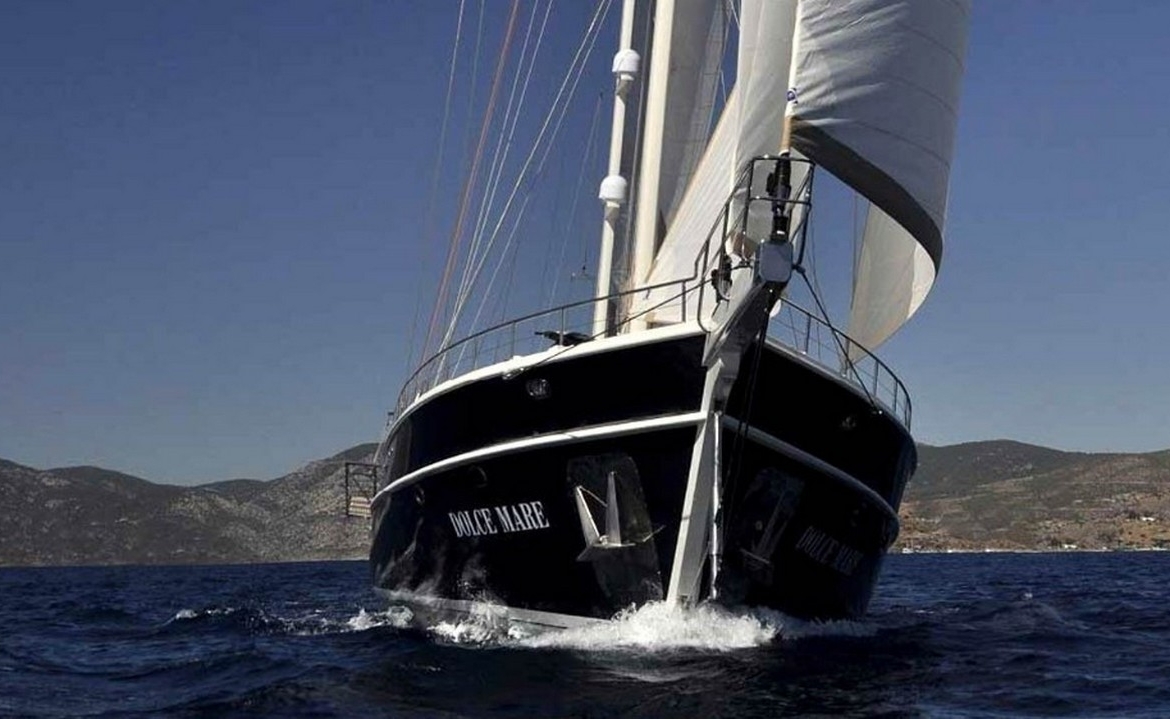 Bodrum çıkışlı 36 metrelik Dolce Mare Gulet, en-suite kabinler, jakuzili master kabinler, geniş güverte alanları ve profesyonel mürettebat ile eksiksiz bir mavi yolculuk sunuyor.