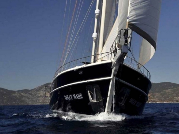 Bodrum çıkışlı 36 metrelik Dolce Mare Gulet, en-suite kabinler, jakuzili master kabinler, geniş güverte alanları ve profesyonel mürettebat ile eksiksiz bir mavi yolculuk sunuyor.