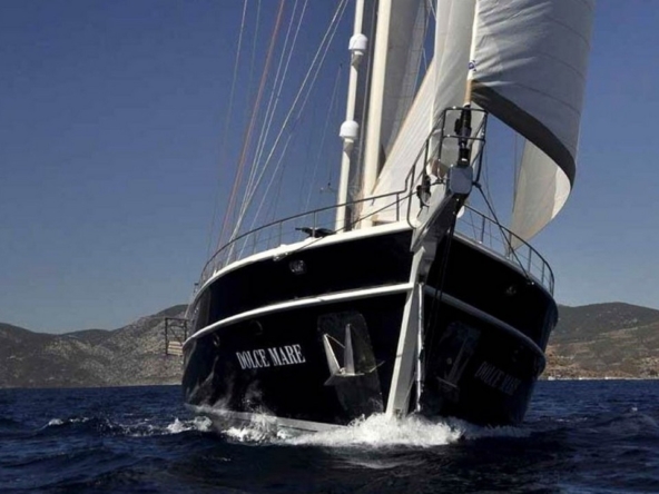 Bodrum çıkışlı 36 metrelik Dolce Mare Gulet, en-suite kabinler, jakuzili master kabinler, geniş güverte alanları ve profesyonel mürettebat ile eksiksiz bir mavi yolculuk sunuyor.