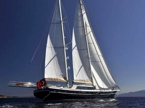 Bodrum çıkışlı 36 metrelik Dolce Mare Gulet, en-suite kabinler, jakuzili master kabinler, geniş güverte alanları ve profesyonel mürettebat ile eksiksiz bir mavi yolculuk sunuyor.