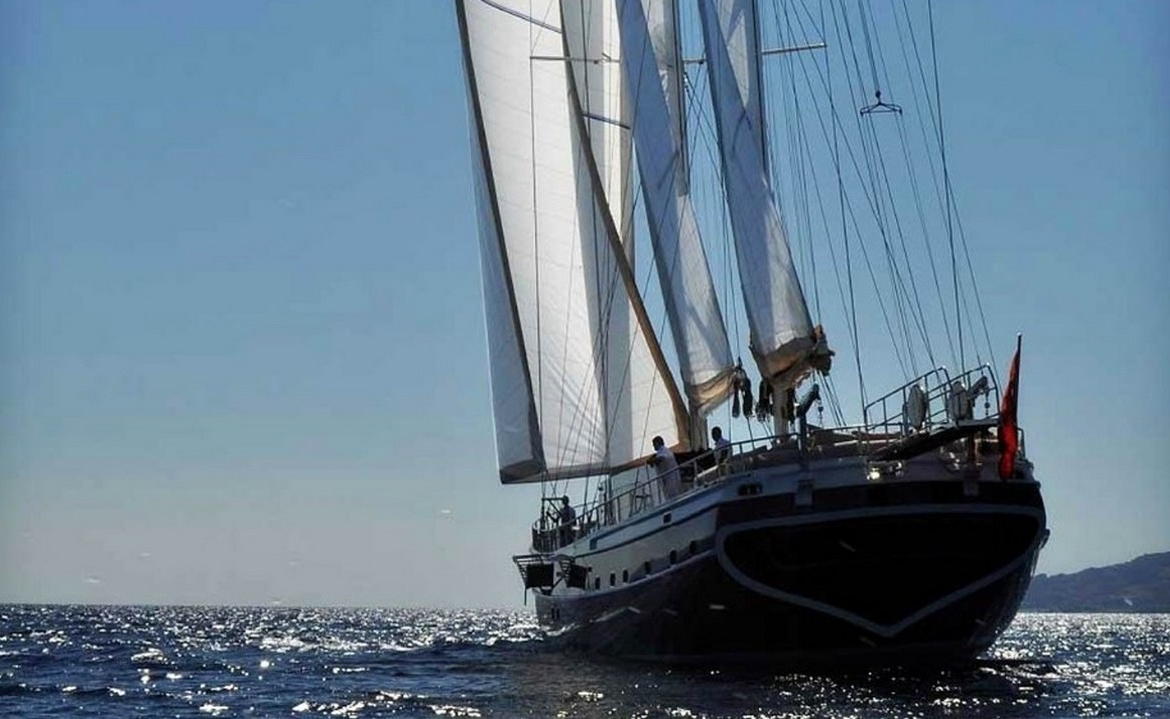 Bodrum çıkışlı 36 metrelik Dolce Mare Gulet, en-suite kabinler, jakuzili master kabinler, geniş güverte alanları ve profesyonel mürettebat ile eksiksiz bir mavi yolculuk sunuyor.