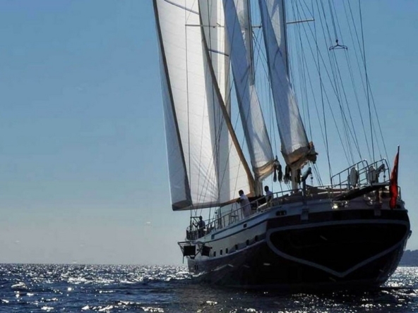 Bodrum çıkışlı 36 metrelik Dolce Mare Gulet, en-suite kabinler, jakuzili master kabinler, geniş güverte alanları ve profesyonel mürettebat ile eksiksiz bir mavi yolculuk sunuyor.