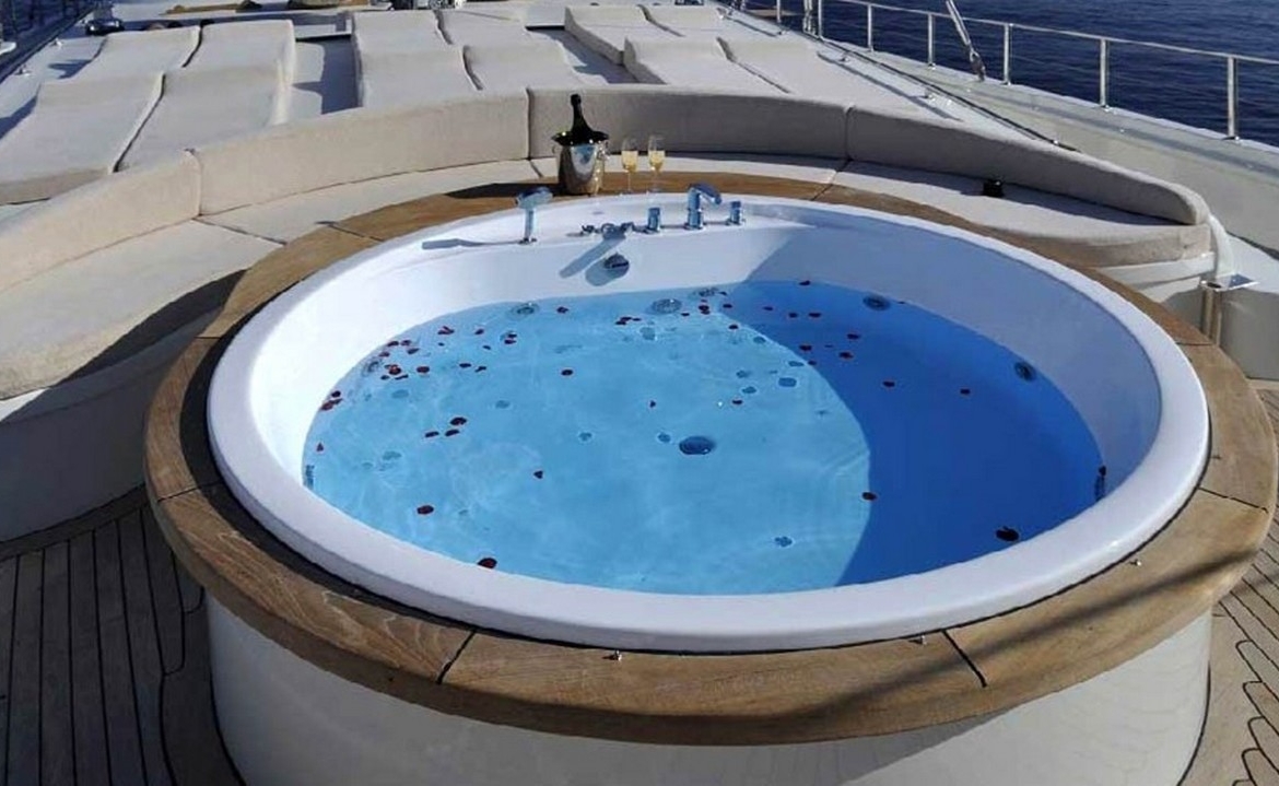 Bodrum çıkışlı 36 metrelik Dolce Mare Gulet, en-suite kabinler, jakuzili master kabinler, geniş güverte alanları ve profesyonel mürettebat ile eksiksiz bir mavi yolculuk sunuyor.