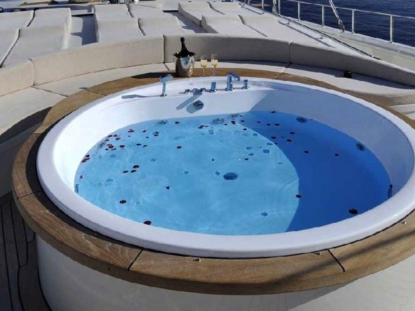 Bodrum çıkışlı 36 metrelik Dolce Mare Gulet, en-suite kabinler, jakuzili master kabinler, geniş güverte alanları ve profesyonel mürettebat ile eksiksiz bir mavi yolculuk sunuyor.