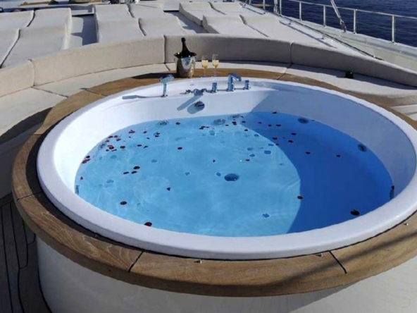 Bodrum çıkışlı 36 metrelik Dolce Mare Gulet, en-suite kabinler, jakuzili master kabinler, geniş güverte alanları ve profesyonel mürettebat ile eksiksiz bir mavi yolculuk sunuyor.