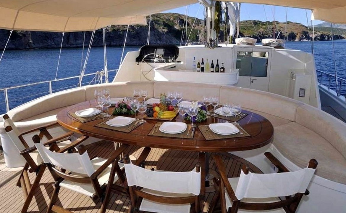 Bodrum çıkışlı 36 metrelik Dolce Mare Gulet, en-suite kabinler, jakuzili master kabinler, geniş güverte alanları ve profesyonel mürettebat ile eksiksiz bir mavi yolculuk sunuyor.