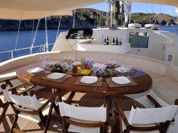 Bodrum çıkışlı 36 metrelik Dolce Mare Gulet, en-suite kabinler, jakuzili master kabinler, geniş güverte alanları ve profesyonel mürettebat ile eksiksiz bir mavi yolculuk sunuyor.