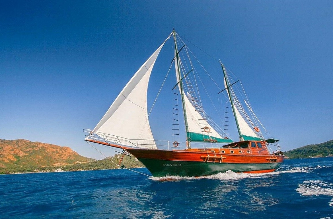 Dora Deniz Gulet, 6 kişilik kapasite ve konforlu kabinleriyle Marmaris çıkışlı mavi yolculuk deneyimini sunar.