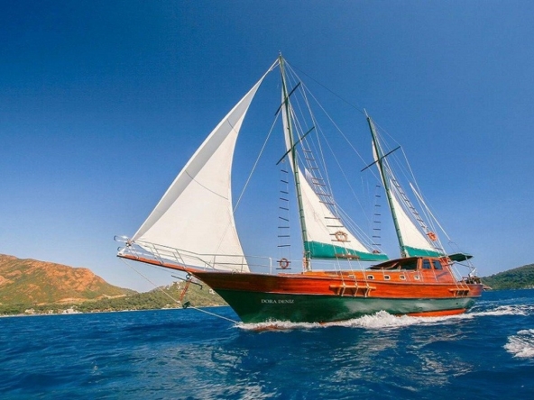 Dora Deniz Gulet, 6 kişilik kapasite ve konforlu kabinleriyle Marmaris çıkışlı mavi yolculuk deneyimini sunar.