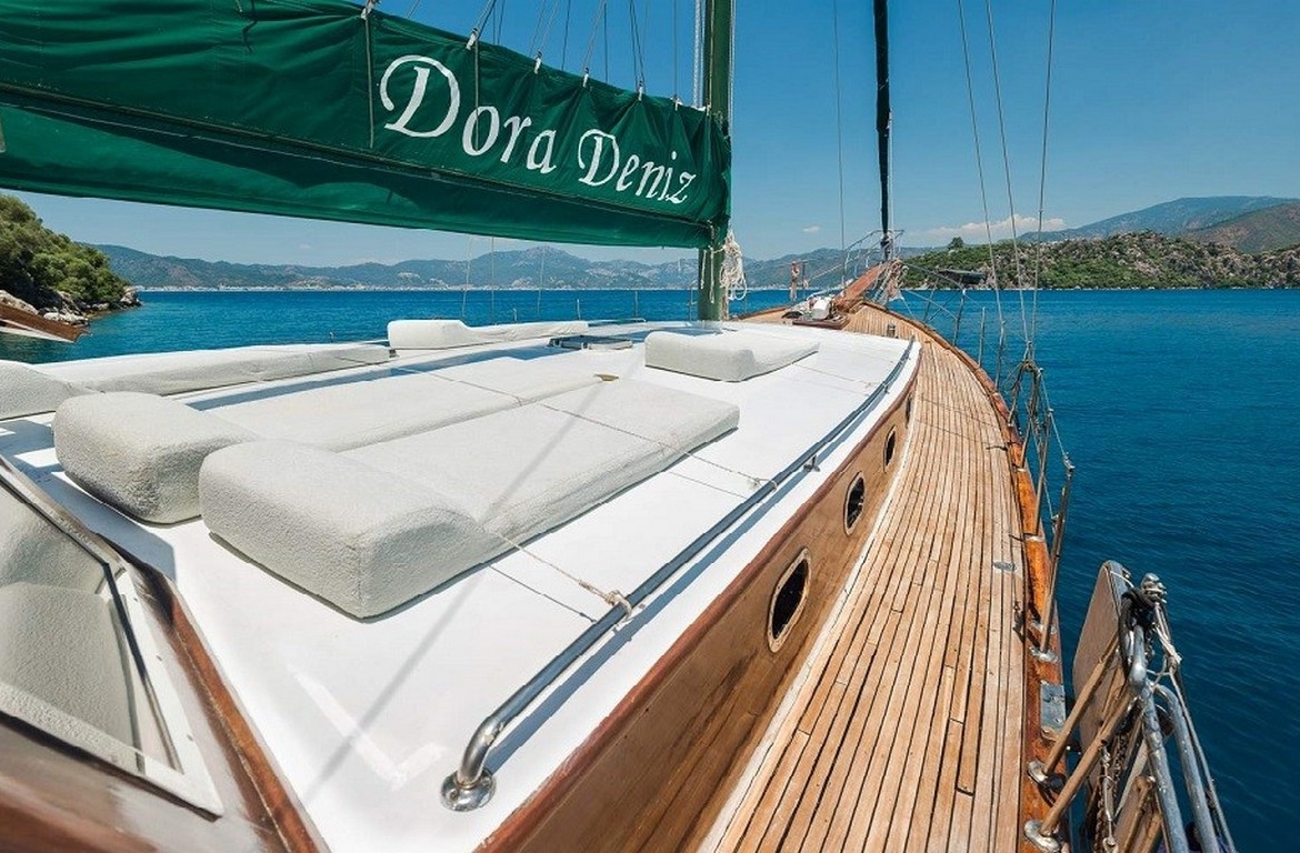 Dora Deniz Gulet, 6 kişilik kapasite ve konforlu kabinleriyle Marmaris çıkışlı mavi yolculuk deneyimini sunar.