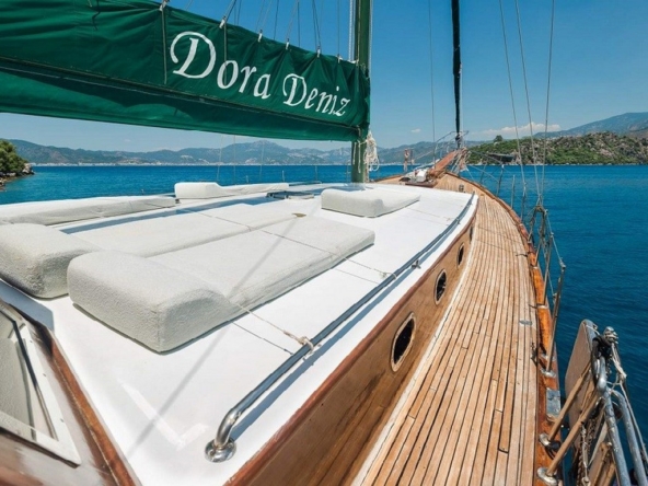 Dora Deniz Gulet, 6 kişilik kapasite ve konforlu kabinleriyle Marmaris çıkışlı mavi yolculuk deneyimini sunar.