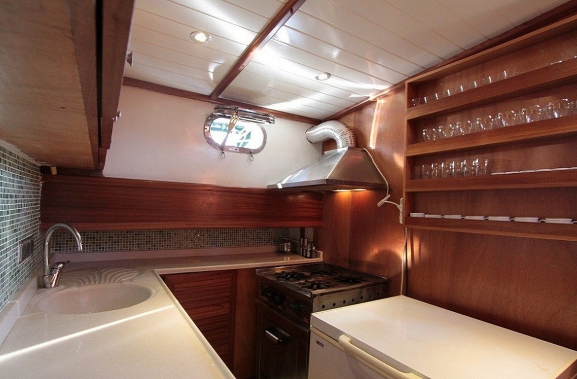 Dora Deniz Gulet, 6 kişilik kapasite ve konforlu kabinleriyle Marmaris çıkışlı mavi yolculuk deneyimini sunar.