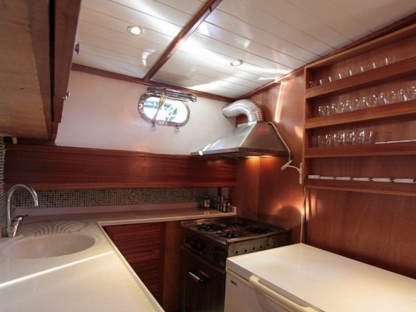 Dora Deniz Gulet, 6 kişilik kapasite ve konforlu kabinleriyle Marmaris çıkışlı mavi yolculuk deneyimini sunar.