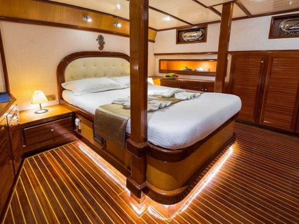 Dora Deniz Gulet, 6 kişilik kapasite ve konforlu kabinleriyle Marmaris çıkışlı mavi yolculuk deneyimini sunar.