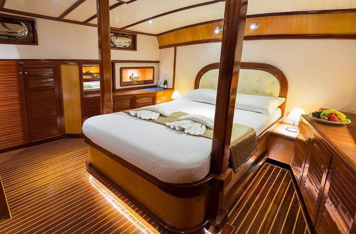 Dora Deniz Gulet, 6 kişilik kapasite ve konforlu kabinleriyle Marmaris çıkışlı mavi yolculuk deneyimini sunar.