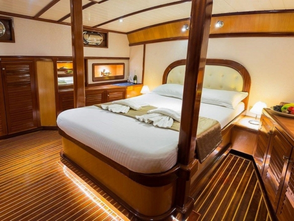 Dora Deniz Gulet, 6 kişilik kapasite ve konforlu kabinleriyle Marmaris çıkışlı mavi yolculuk deneyimini sunar.