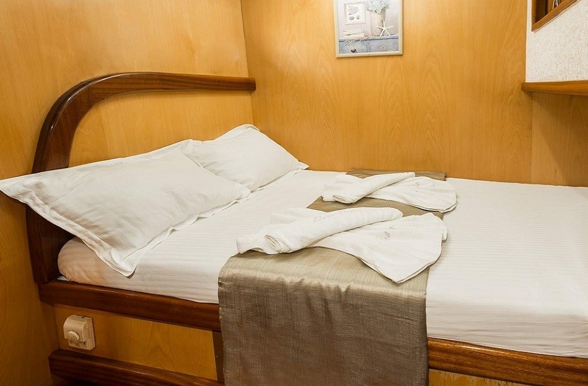 Dora Deniz Gulet, 6 kişilik kapasite ve konforlu kabinleriyle Marmaris çıkışlı mavi yolculuk deneyimini sunar.