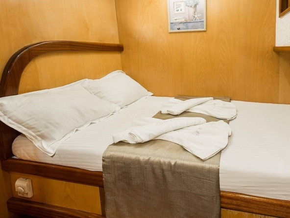 Dora Deniz Gulet, 6 kişilik kapasite ve konforlu kabinleriyle Marmaris çıkışlı mavi yolculuk deneyimini sunar.