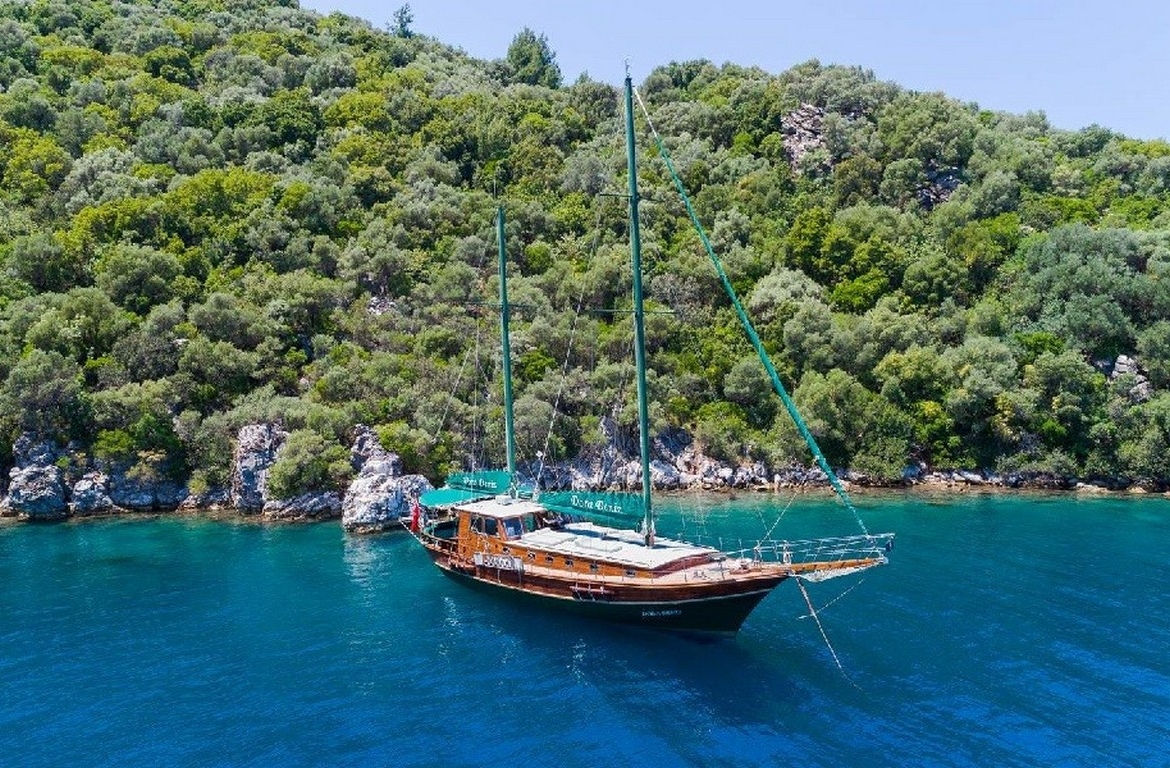 Dora Deniz Gulet, 6 kişilik kapasite ve konforlu kabinleriyle Marmaris çıkışlı mavi yolculuk deneyimini sunar.
