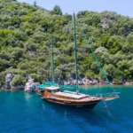 Dora Deniz Gulet, 6 kişilik kapasite ve konforlu kabinleriyle Marmaris çıkışlı mavi yolculuk deneyimini sunar.