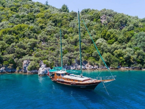 Dora Deniz Gulet, 6 kişilik kapasite ve konforlu kabinleriyle Marmaris çıkışlı mavi yolculuk deneyimini sunar.