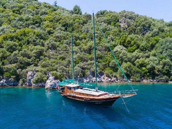 Dora Deniz Gulet, 6 kişilik kapasite ve konforlu kabinleriyle Marmaris çıkışlı mavi yolculuk deneyimini sunar.