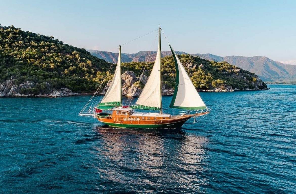 Dora Deniz Gulet, 6 kişilik kapasite ve konforlu kabinleriyle Marmaris çıkışlı mavi yolculuk deneyimini sunar.