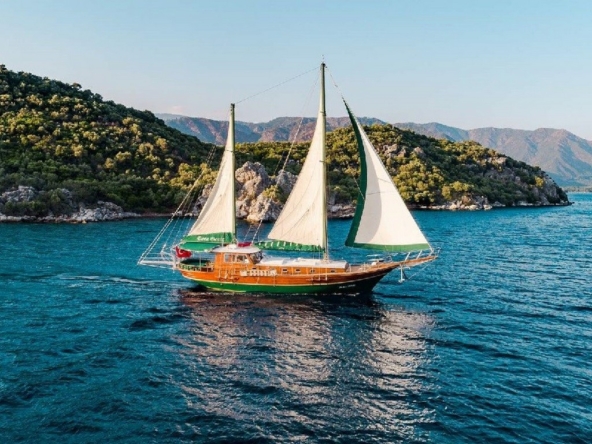 Dora Deniz Gulet, 6 kişilik kapasite ve konforlu kabinleriyle Marmaris çıkışlı mavi yolculuk deneyimini sunar.