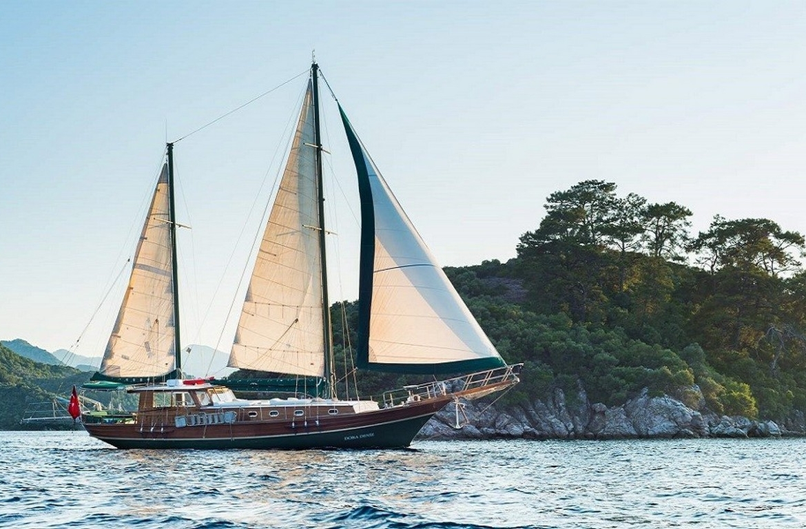 Dora Deniz Gulet, 6 kişilik kapasite ve konforlu kabinleriyle Marmaris çıkışlı mavi yolculuk deneyimini sunar.