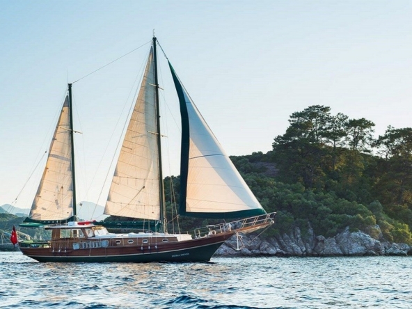 Dora Deniz Gulet, 6 kişilik kapasite ve konforlu kabinleriyle Marmaris çıkışlı mavi yolculuk deneyimini sunar.