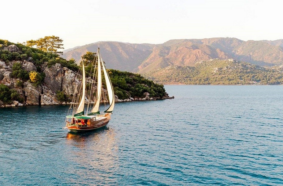 Dora Deniz Gulet, 6 kişilik kapasite ve konforlu kabinleriyle Marmaris çıkışlı mavi yolculuk deneyimini sunar.