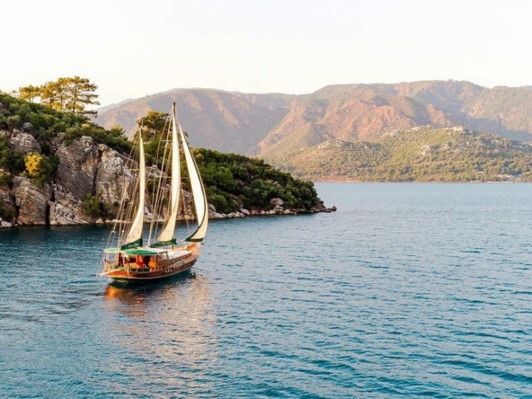 Dora Deniz Gulet, 6 kişilik kapasite ve konforlu kabinleriyle Marmaris çıkışlı mavi yolculuk deneyimini sunar.