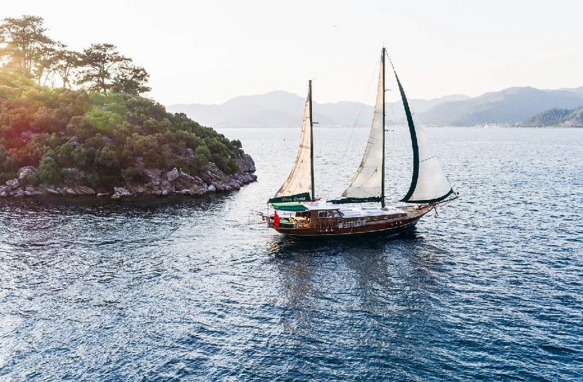 Dora Deniz Gulet, 6 kişilik kapasite ve konforlu kabinleriyle Marmaris çıkışlı mavi yolculuk deneyimini sunar.