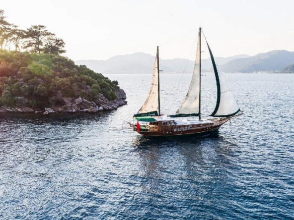 Dora Deniz Gulet, 6 kişilik kapasite ve konforlu kabinleriyle Marmaris çıkışlı mavi yolculuk deneyimini sunar.