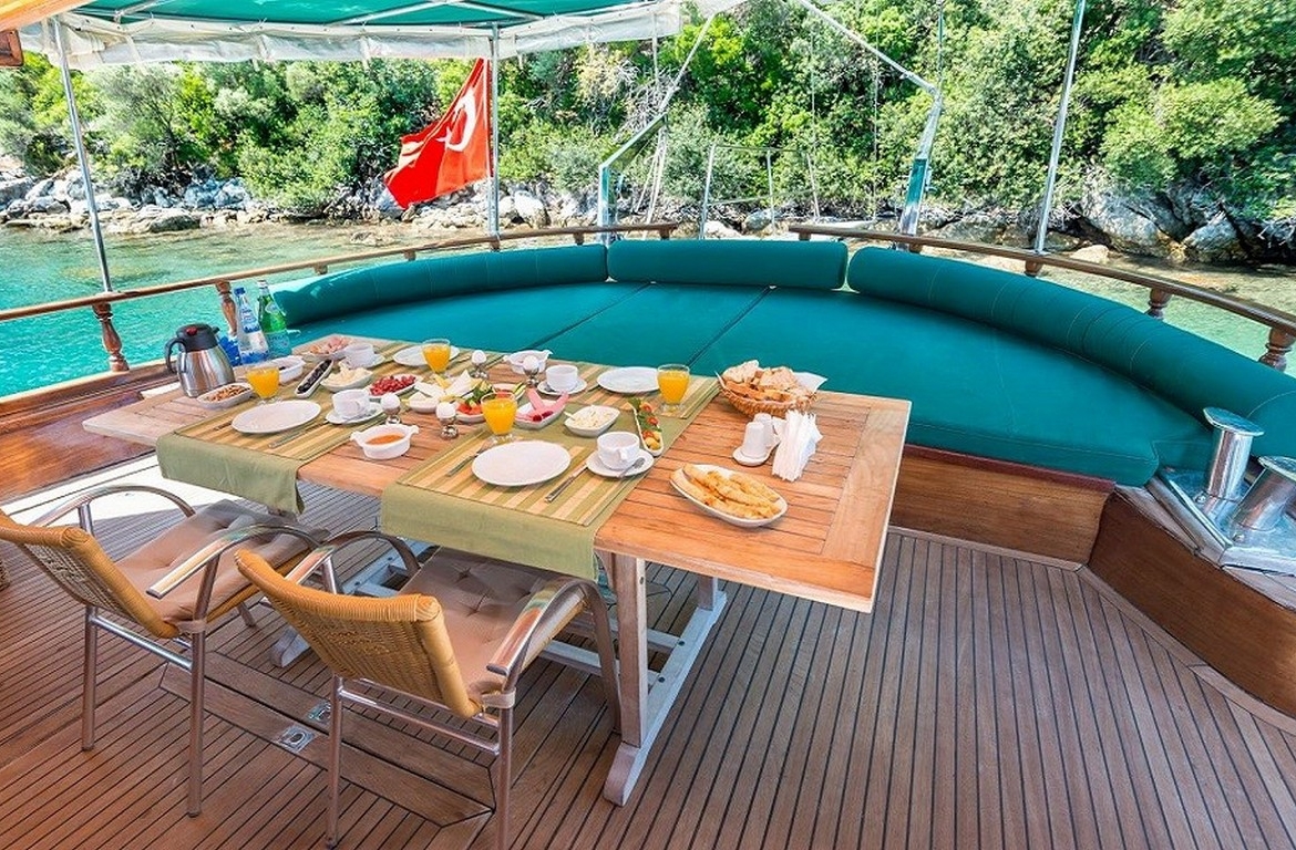 Dora Deniz Gulet, 6 kişilik kapasite ve konforlu kabinleriyle Marmaris çıkışlı mavi yolculuk deneyimini sunar.