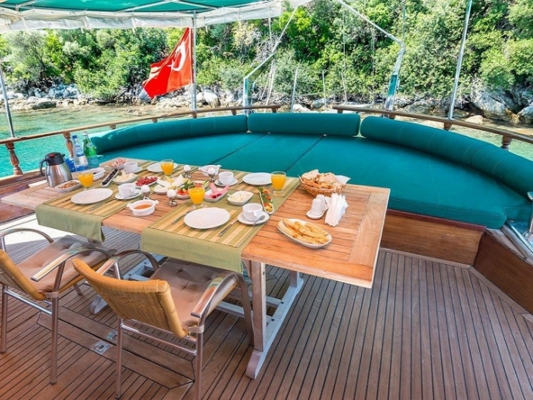 Dora Deniz Gulet, 6 kişilik kapasite ve konforlu kabinleriyle Marmaris çıkışlı mavi yolculuk deneyimini sunar.