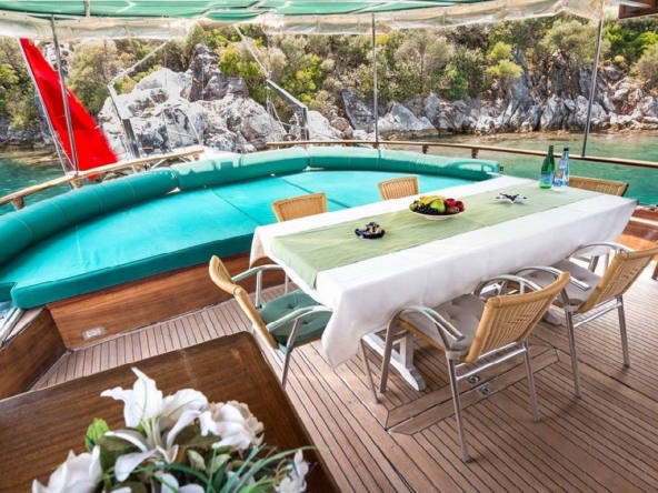 Dora Deniz Gulet, 6 kişilik kapasite ve konforlu kabinleriyle Marmaris çıkışlı mavi yolculuk deneyimini sunar.