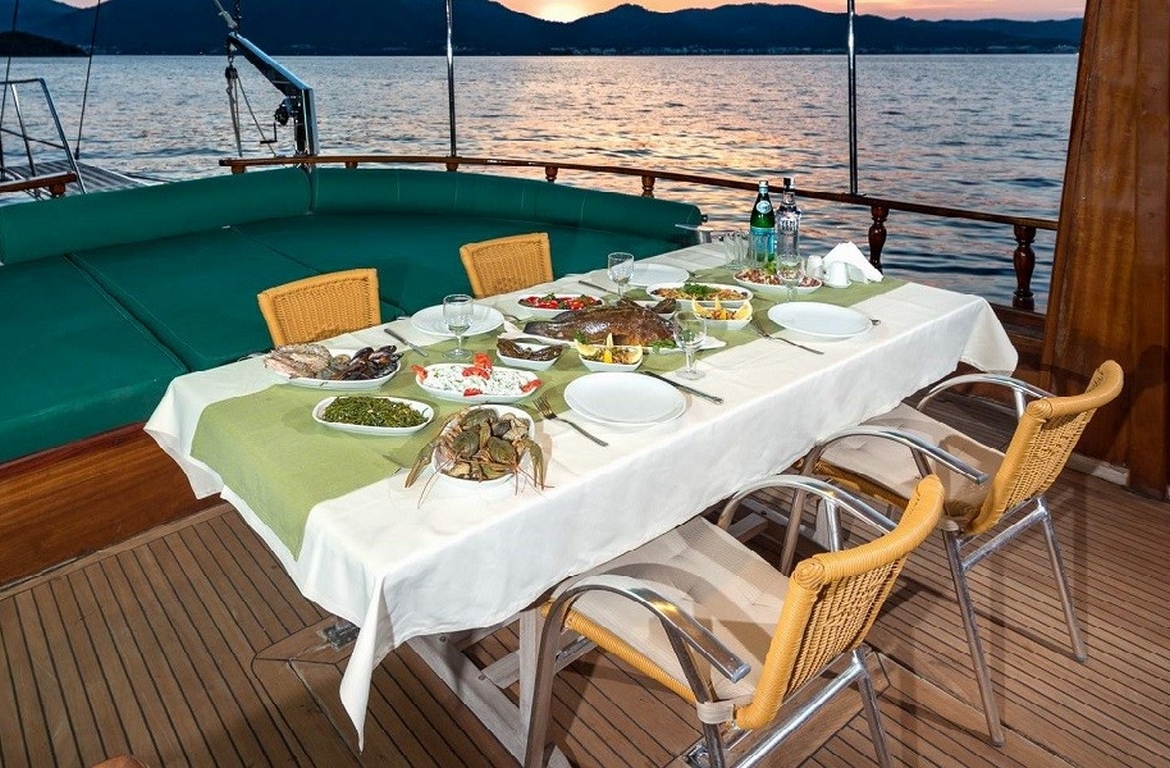 Dora Deniz Gulet, 6 kişilik kapasite ve konforlu kabinleriyle Marmaris çıkışlı mavi yolculuk deneyimini sunar.