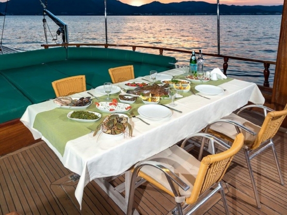 Dora Deniz Gulet, 6 kişilik kapasite ve konforlu kabinleriyle Marmaris çıkışlı mavi yolculuk deneyimini sunar.