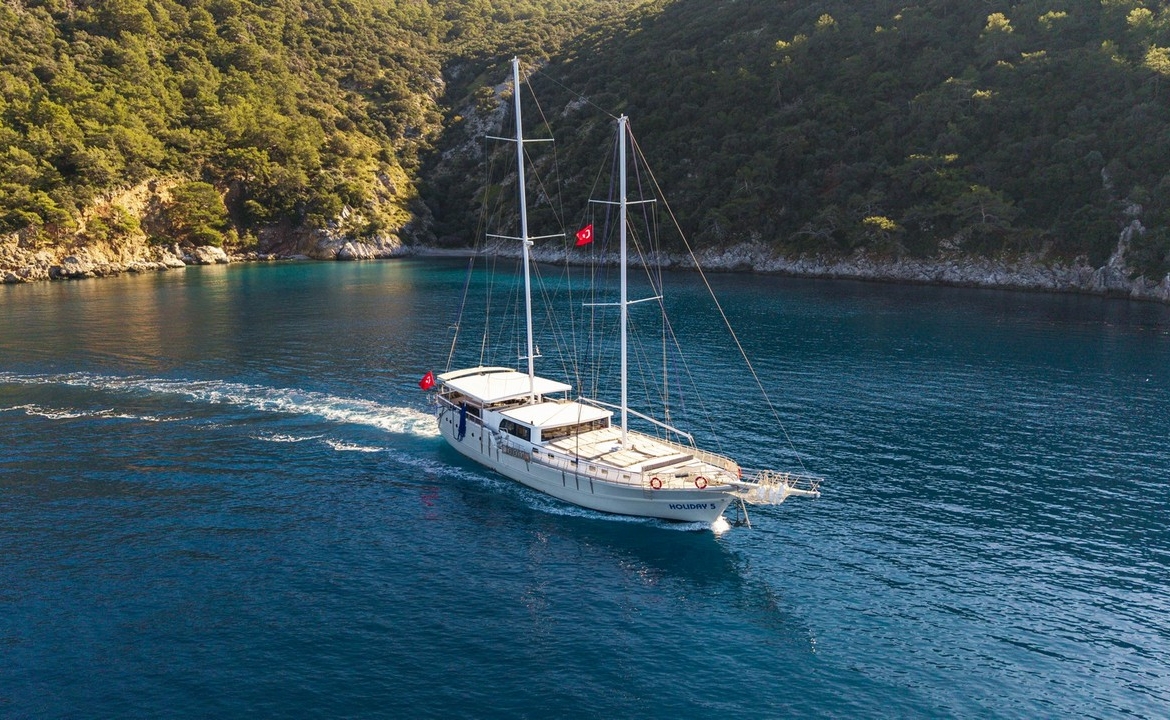 Holiday 5 gulet, 10 kabin ve 20 kişilik kapasitesiyle kalabalık gruplar için ideal mavi tur sunar. Güncel fiyatlar ve dahil hizmetler için Platin Yatçılık.