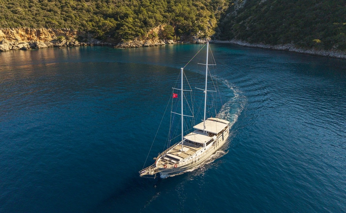 Holiday 5 gulet, 10 kabin ve 20 kişilik kapasitesiyle kalabalık gruplar için ideal mavi tur sunar. Güncel fiyatlar ve dahil hizmetler için Platin Yatçılık.