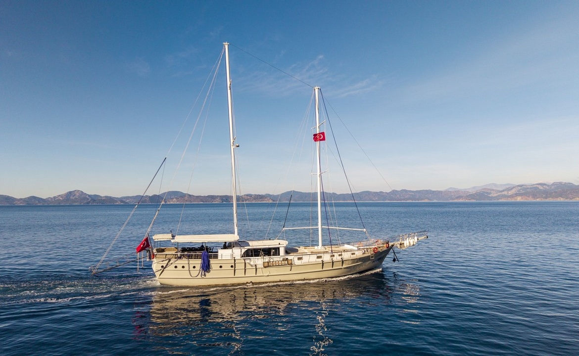 Holiday 5 gulet, 10 kabin ve 20 kişilik kapasitesiyle kalabalık gruplar için ideal mavi tur sunar. Güncel fiyatlar ve dahil hizmetler için Platin Yatçılık.