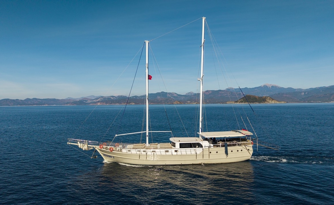 Holiday 5 gulet, 10 kabin ve 20 kişilik kapasitesiyle kalabalık gruplar için ideal mavi tur sunar. Güncel fiyatlar ve dahil hizmetler için Platin Yatçılık.