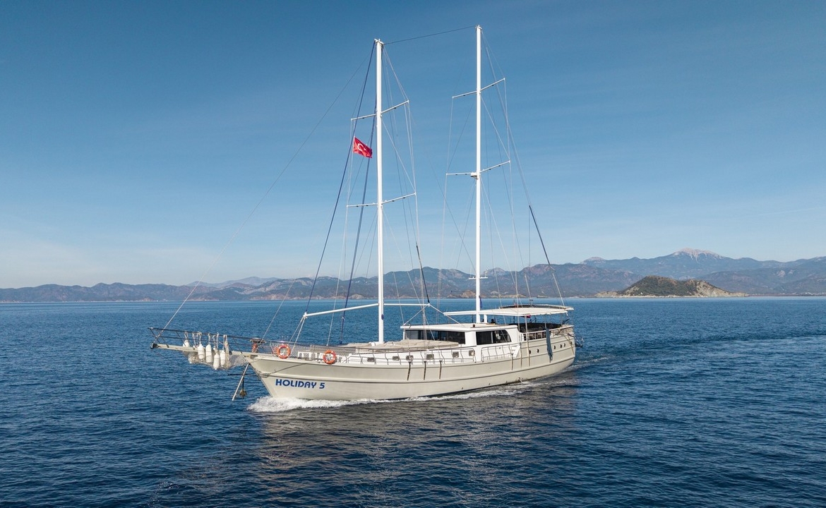 Holiday 5 gulet, 10 kabin ve 20 kişilik kapasitesiyle kalabalık gruplar için ideal mavi tur sunar. Güncel fiyatlar ve dahil hizmetler için Platin Yatçılık.