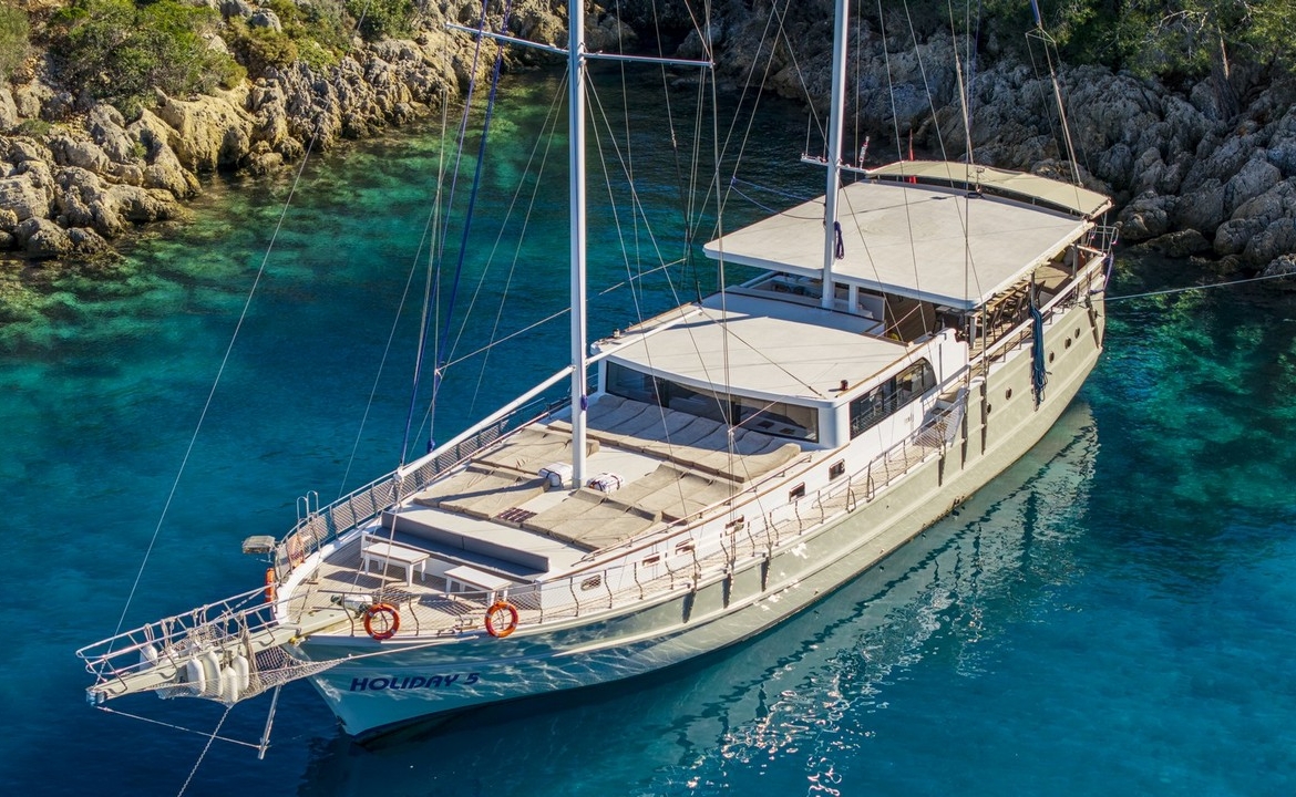 Holiday 5 gulet, 10 kabin ve 20 kişilik kapasitesiyle kalabalık gruplar için ideal mavi tur sunar. Güncel fiyatlar ve dahil hizmetler için Platin Yatçılık.