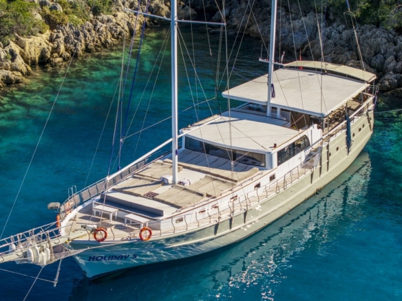 Holiday 5 gulet, 10 kabin ve 20 kişilik kapasitesiyle kalabalık gruplar için ideal mavi tur sunar. Güncel fiyatlar ve dahil hizmetler için Platin Yatçılık.