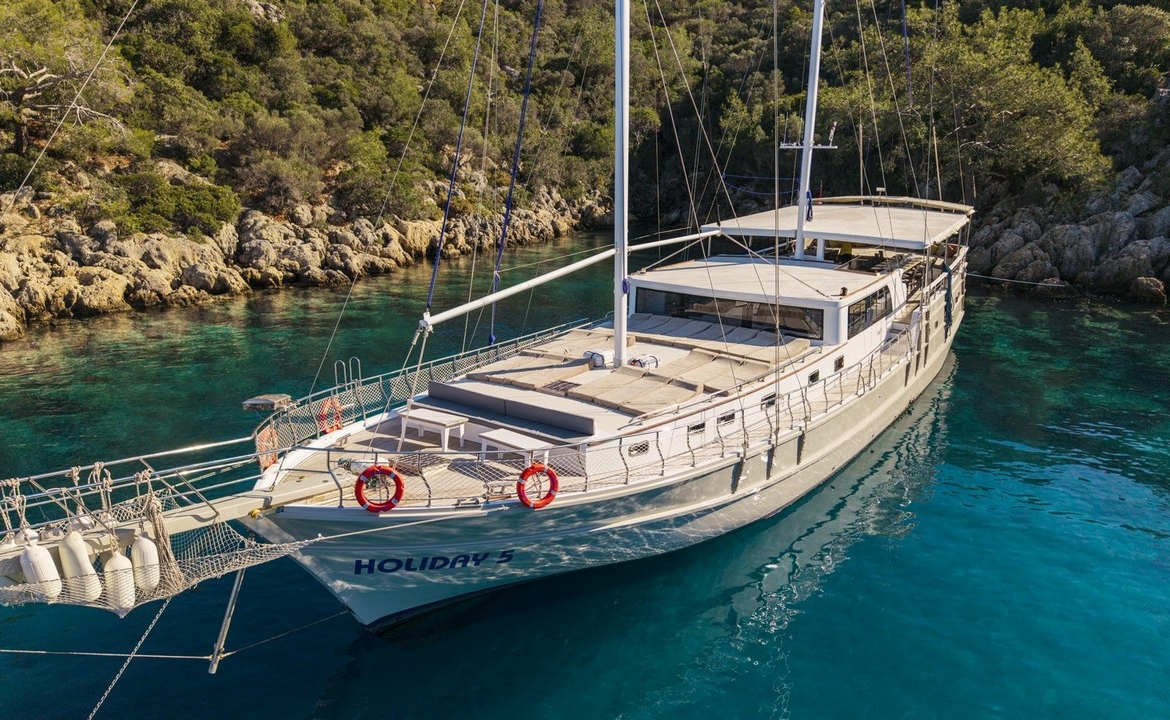 Holiday 5 gulet, 10 kabin ve 20 kişilik kapasitesiyle kalabalık gruplar için ideal mavi tur sunar. Güncel fiyatlar ve dahil hizmetler için Platin Yatçılık.