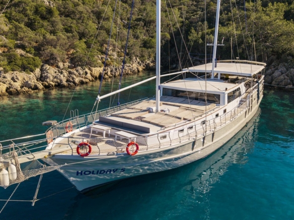 Holiday 5 gulet, 10 kabin ve 20 kişilik kapasitesiyle kalabalık gruplar için ideal mavi tur sunar. Güncel fiyatlar ve dahil hizmetler için Platin Yatçılık.