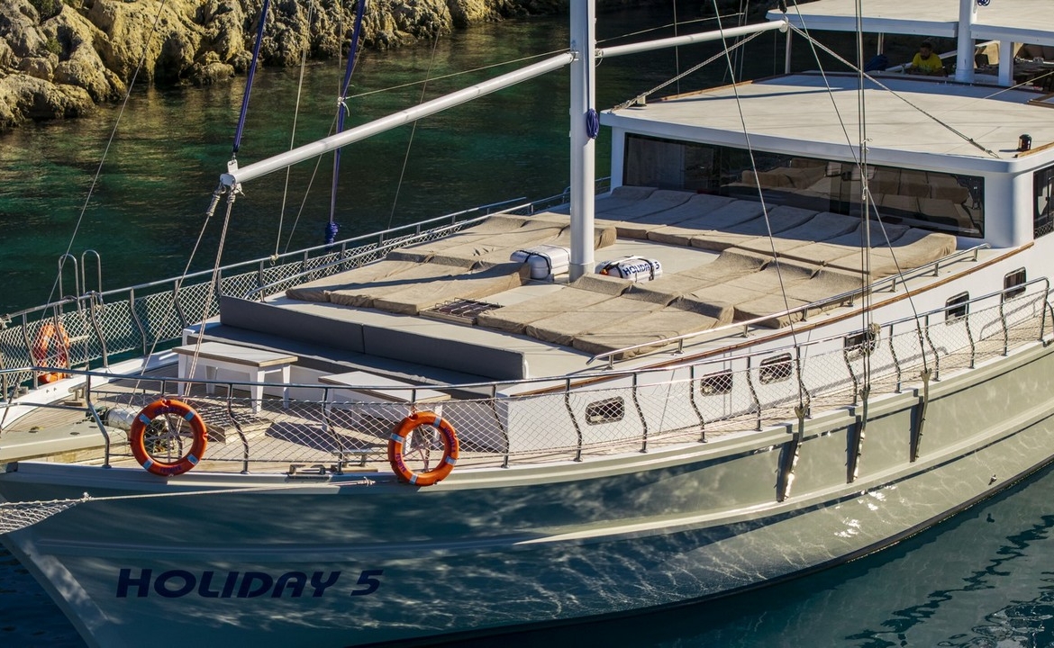 Holiday 5 gulet, 10 kabin ve 20 kişilik kapasitesiyle kalabalık gruplar için ideal mavi tur sunar. Güncel fiyatlar ve dahil hizmetler için Platin Yatçılık.