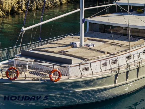 Holiday 5 gulet, 10 kabin ve 20 kişilik kapasitesiyle kalabalık gruplar için ideal mavi tur sunar. Güncel fiyatlar ve dahil hizmetler için Platin Yatçılık.